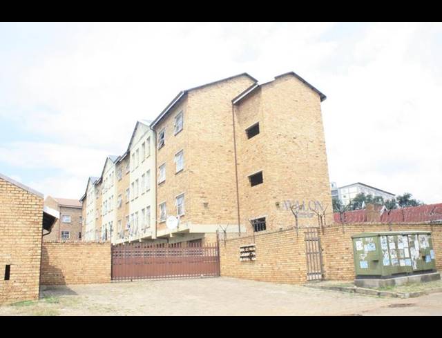 2 BEDROOM APARTMENT FOR SALE IN KEMPTON PARK